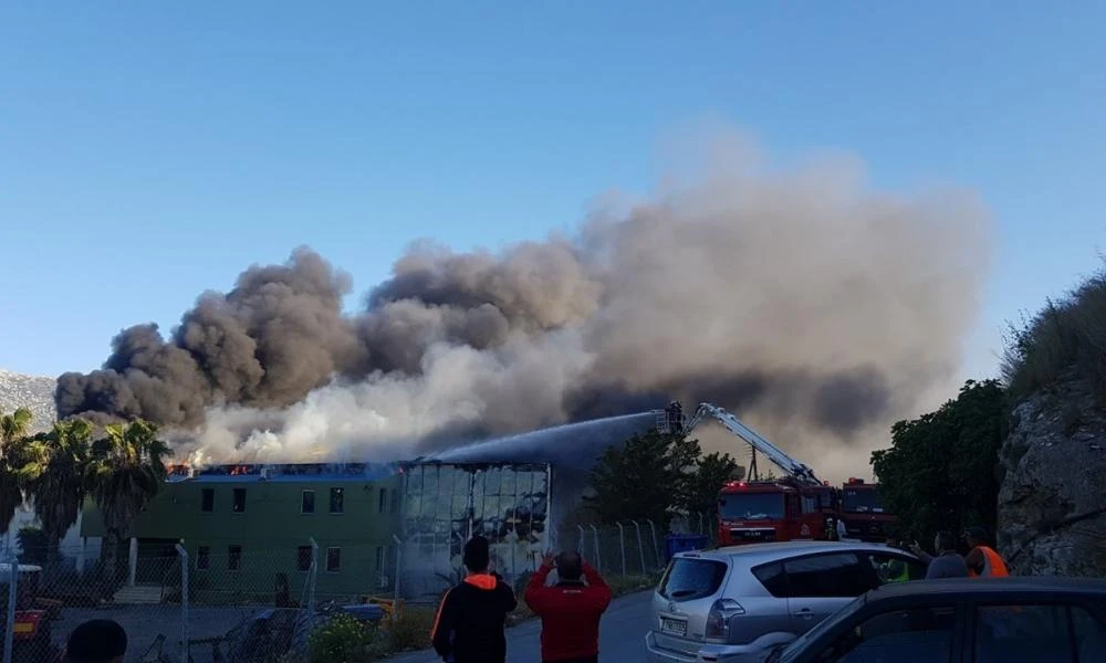 Ηράκλειο: Μεγάλη φωτιά στη Βιομηχανική Περιοχή – Ακούγονται εκρήξεις